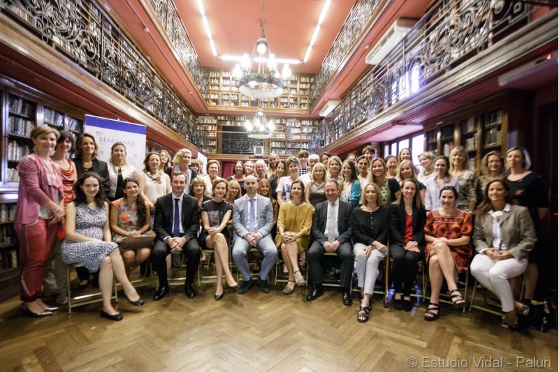 Foto grupal en Biblioteca de Alianza Francesa. Plenaria Marianne 2016